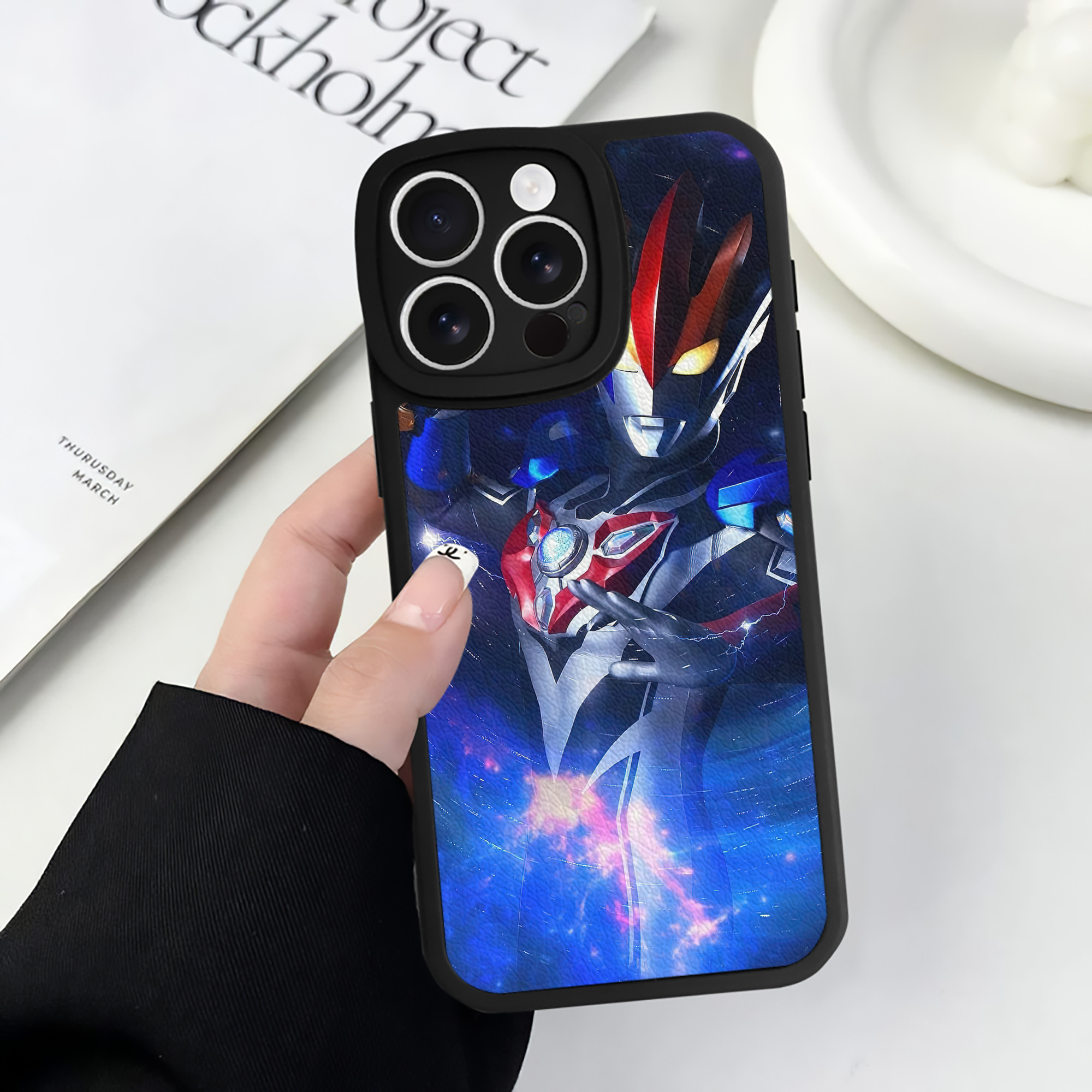 （画像用） ウルトラマン Ultraman 【iPhone 16シリーズ対応】シリコンスマホケース（レザー調） 材質：シリコン